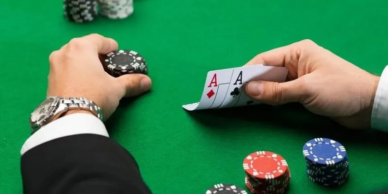 Khi nào là lúc nên rút và dằn bài trong trò Xì Dách